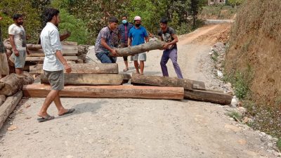 कोरोना भाइरसको संक्रमणलाई रोक्न गाउमा छिर्ने सडक बन्द