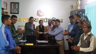 पञ्चकन्या युवा समाजद्वारा गाउँपालिकाको राहत कोषमा रकम प्रदान