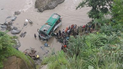 काठमाडौंबाट बेनी जाँदै गरेको बस त्रिशूलीमा खस्दा ८ जनाको मृत्यु